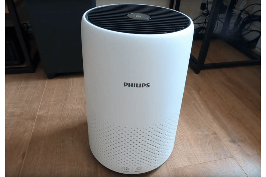 Der Philips AC0820/10 Luftreiniger steht auf dem Boden